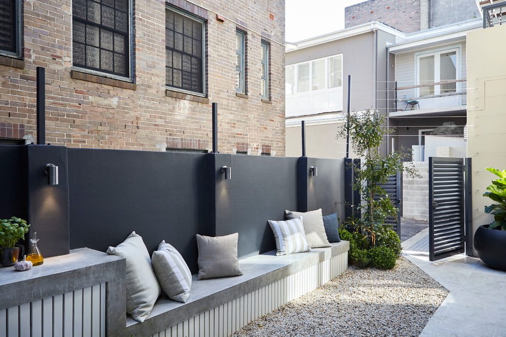 На фото: маленькая прихожая в современном стиле с серыми стенами для на участке и в саду