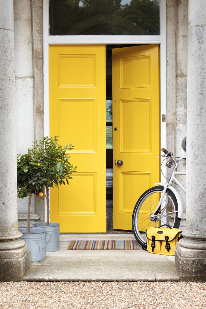 Стильный дизайн: входная дверь в стиле неоклассика (современная классика) с двустворчатой входной дверью и желтой входной дверью - последний тренд