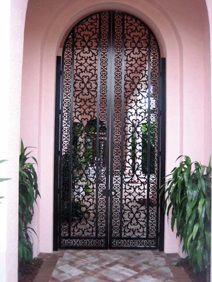 Mittelgroße Mediterrane Haustür mit rosa Wandfarbe, Keramikboden, Doppeltür, schwarzer Haustür und beigem Boden in Miami