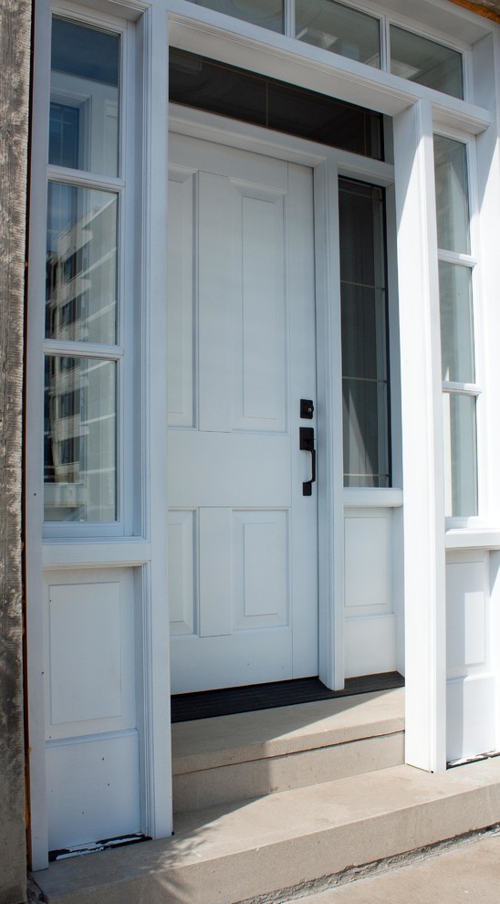 Свежая идея для дизайна: маленькая входная дверь в стиле неоклассика (современная классика) с белыми стенами, одностворчатой входной дверью и белой входной дверью для на участке и в саду - отличное фото интерьера