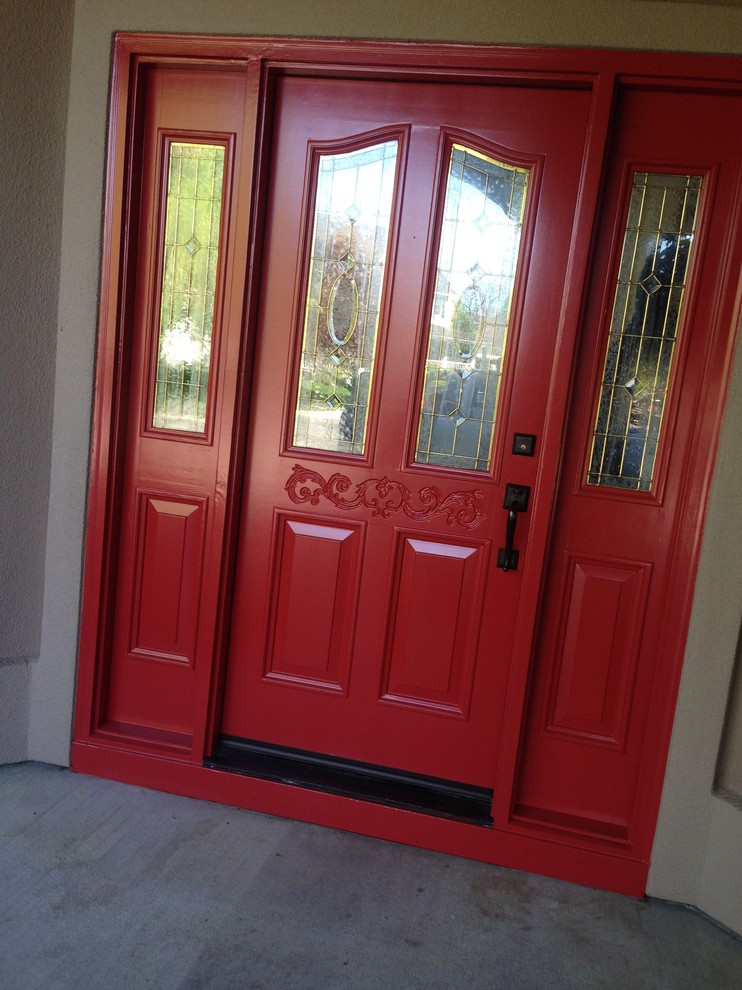 Стильный дизайн: прихожая в классическом стиле с красной входной дверью и одностворчатой входной дверью - последний тренд