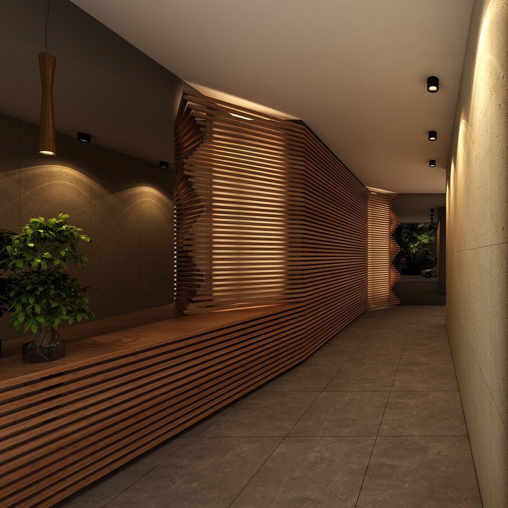 Идея дизайна: большое фойе в современном стиле с серыми стенами, полом из травертина, поворотной входной дверью, стеклянной входной дверью, серым полом и деревянными стенами