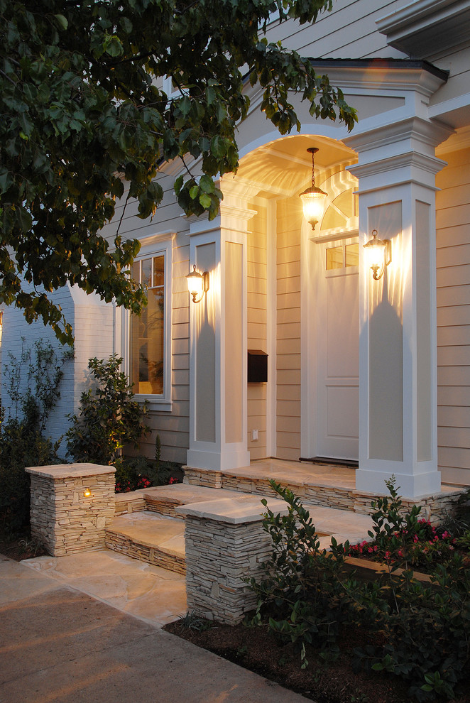 Inspiration for a traditional entrance in Los Angeles.