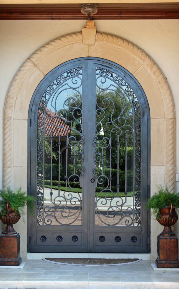 Modelo de puerta principal clásica de tamaño medio con puerta doble y puerta metalizada