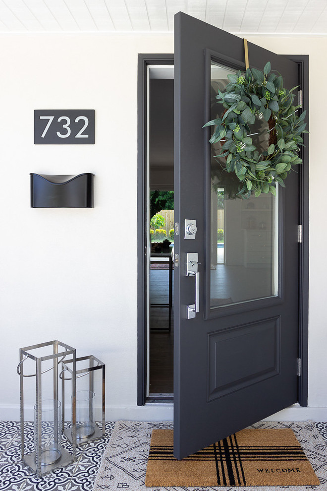 Свежая идея для дизайна: входная дверь в морском стиле с одностворчатой входной дверью и черной входной дверью - отличное фото интерьера