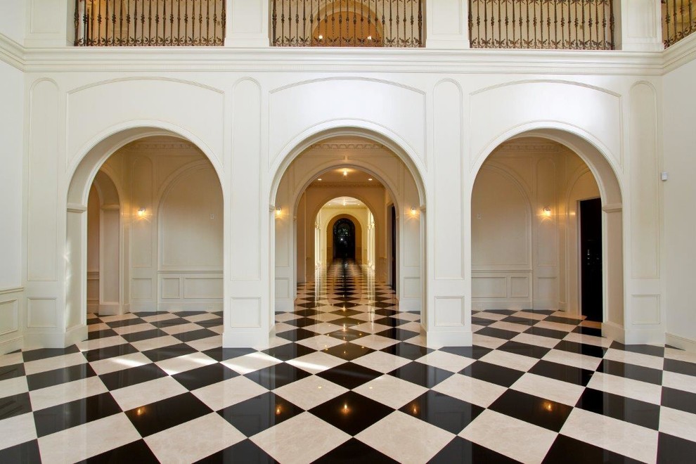 Exempel på en mycket stor klassisk hall, med marmorgolv, en enkeldörr och flerfärgat golv