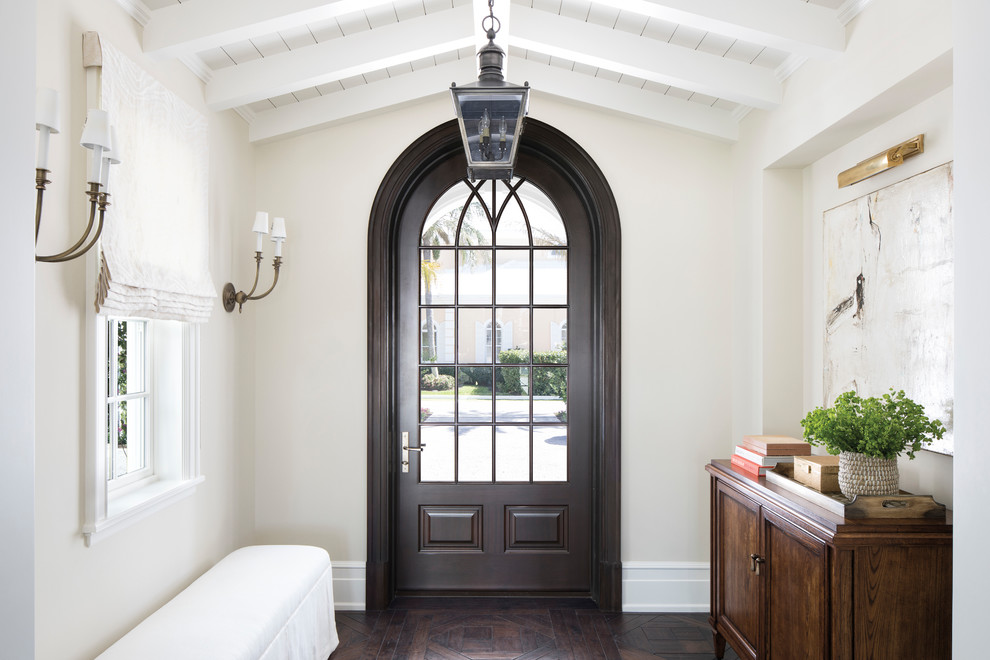 Idee per un corridoio stile marino con pareti beige, parquet scuro, una porta singola, una porta in vetro e pavimento marrone