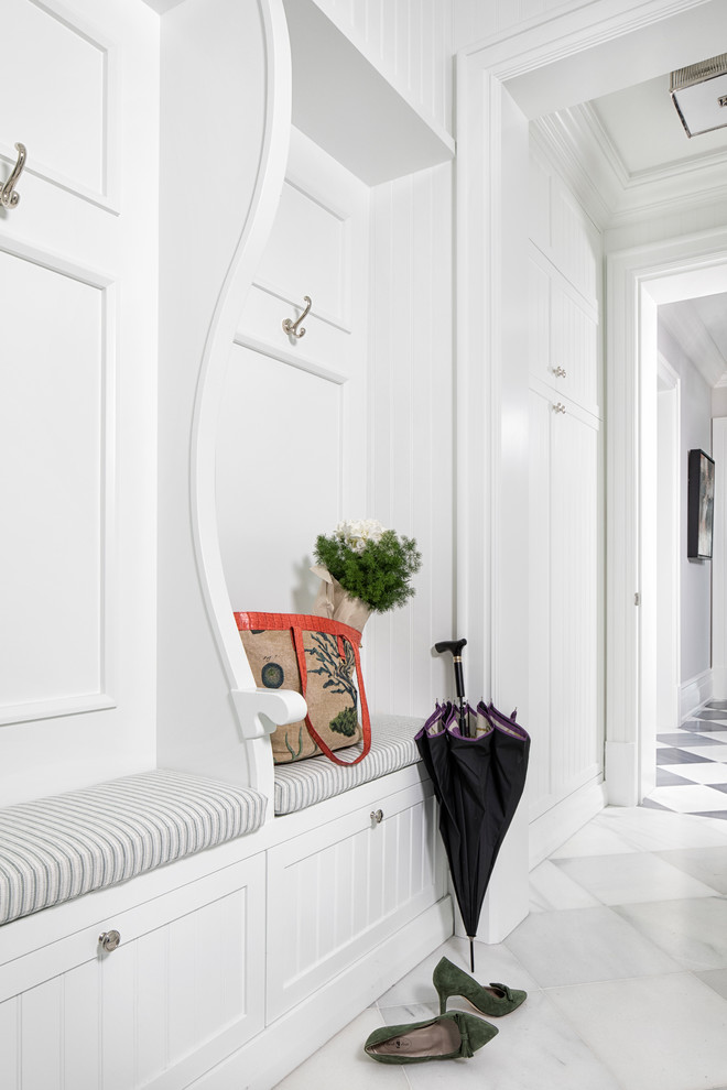Foto di un ingresso con anticamera stile marinaro con pareti bianche e pavimento bianco