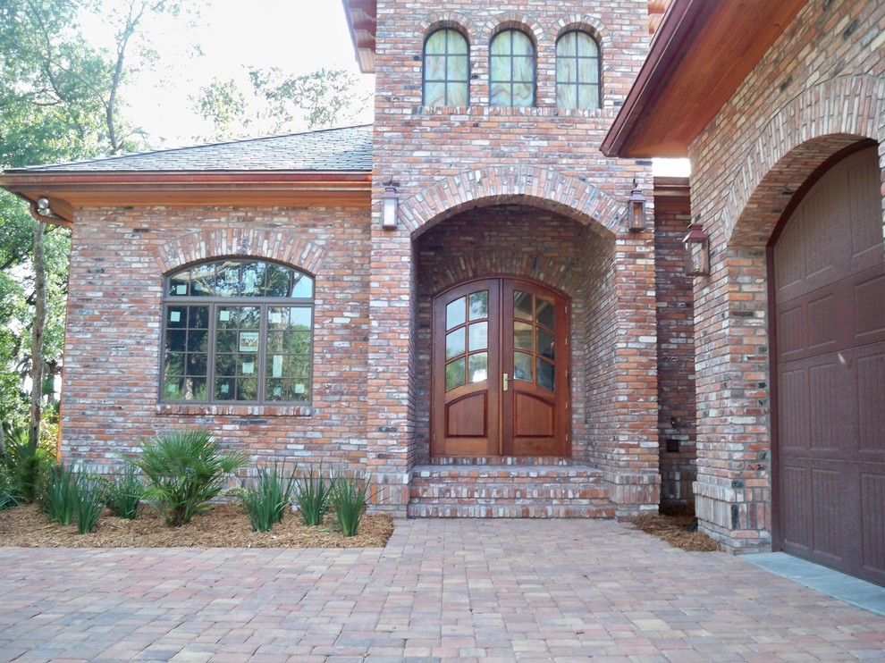 Cette photo montre une porte d'entrée tendance de taille moyenne avec une porte double et une porte en bois brun.