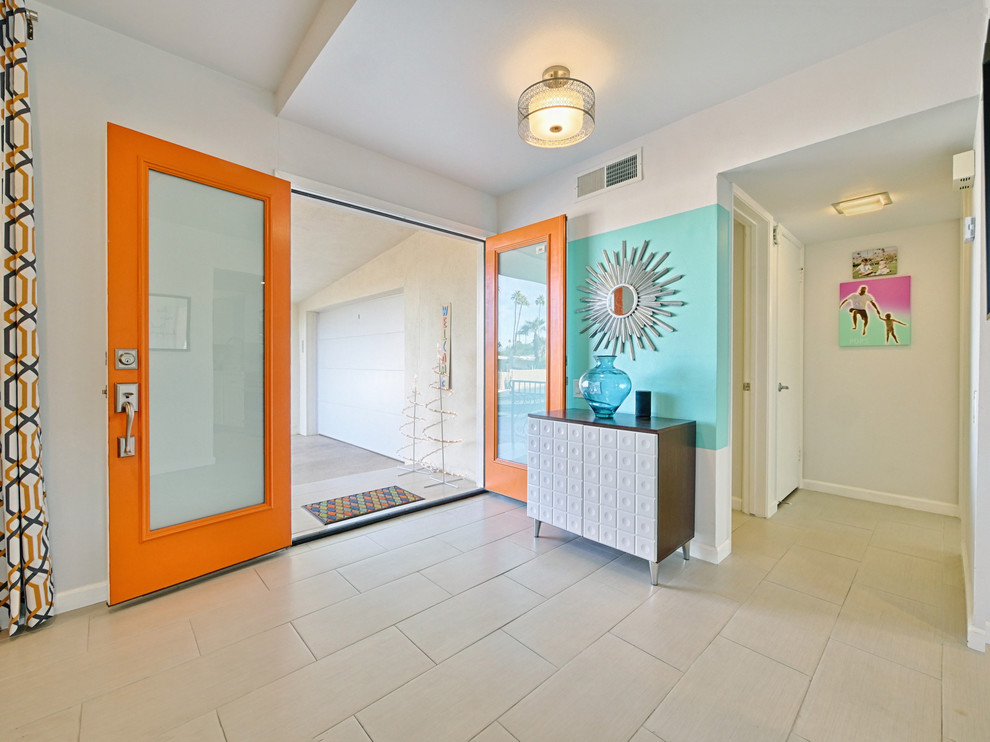 Modelo de puerta principal retro de tamaño medio con paredes blancas, suelo de baldosas de cerámica, puerta doble, puerta naranja y suelo beige