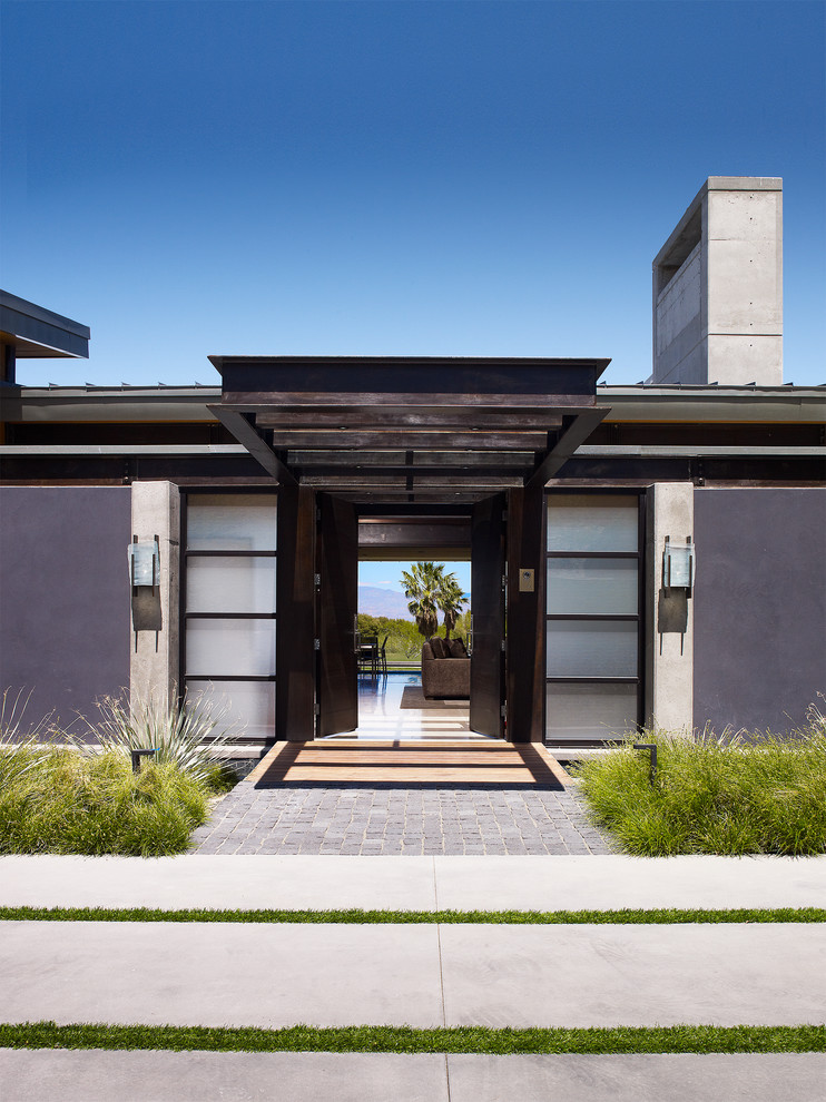 Moderne Haustür mit Doppeltür und dunkler Holzhaustür in Los Angeles