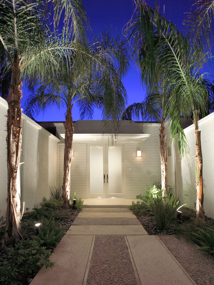 This is an example of a midcentury entrance in Los Angeles.