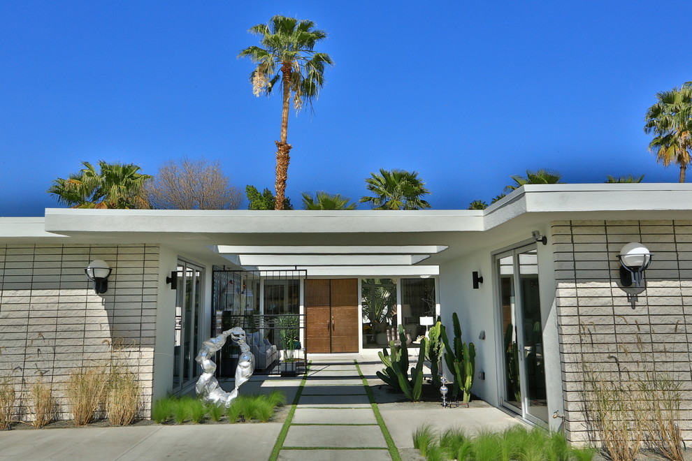 Inspiration for a midcentury entrance in Los Angeles.