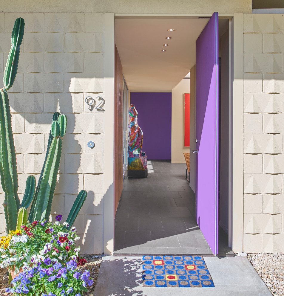 Пример оригинального дизайна: прихожая среднего размера в стиле ретро с бежевыми стенами, полом из керамогранита, поворотной входной дверью, фиолетовой входной дверью и серым полом