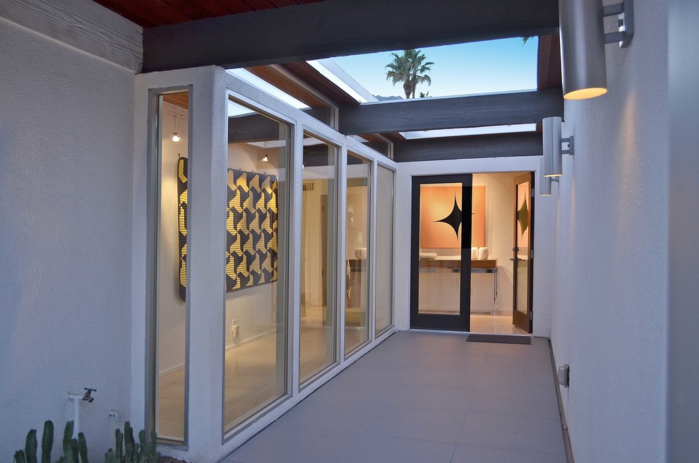 Kleiner Moderner Eingang mit Vestibül, weißer Wandfarbe, Keramikboden, Doppeltür und Haustür aus Glas in Los Angeles