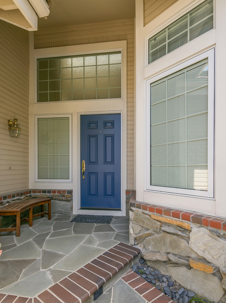 Exemple d'une porte d'entrée chic de taille moyenne avec un mur beige, une porte simple et une porte bleue.
