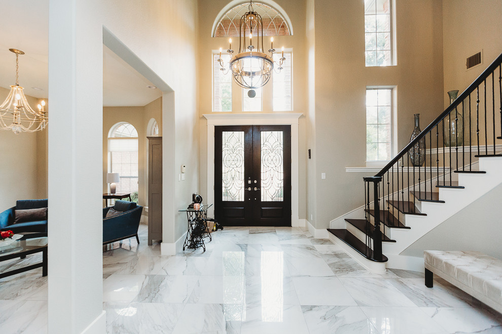 Idee per un grande ingresso contemporaneo con pareti beige, pavimento in marmo, una porta a due ante, una porta nera e pavimento bianco
