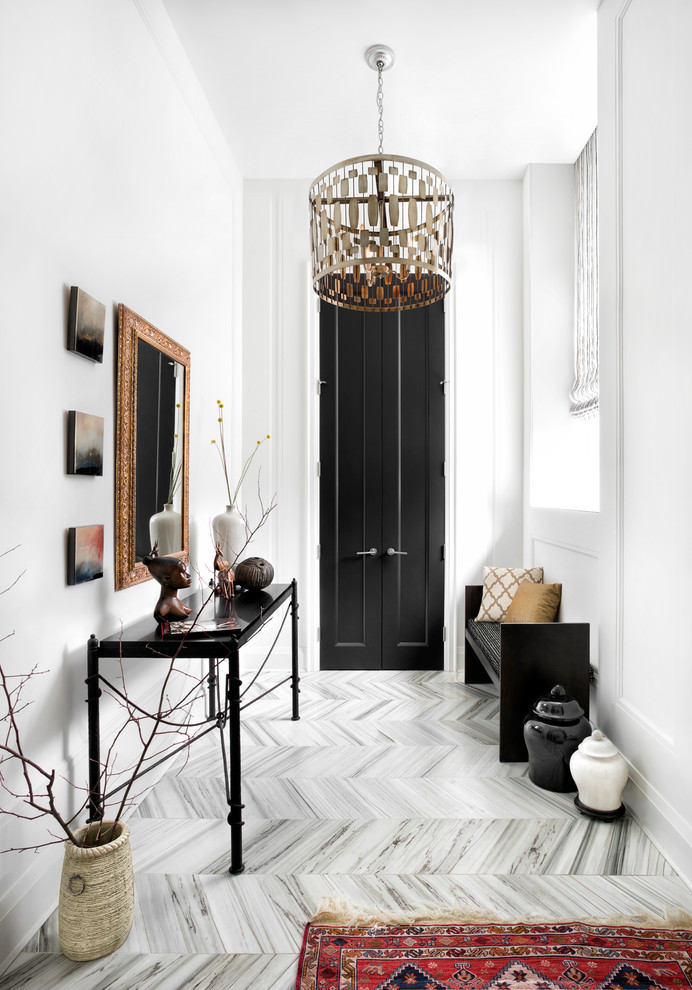 На фото: фойе в стиле неоклассика (современная классика) с белыми стенами, двустворчатой входной дверью и черной входной дверью