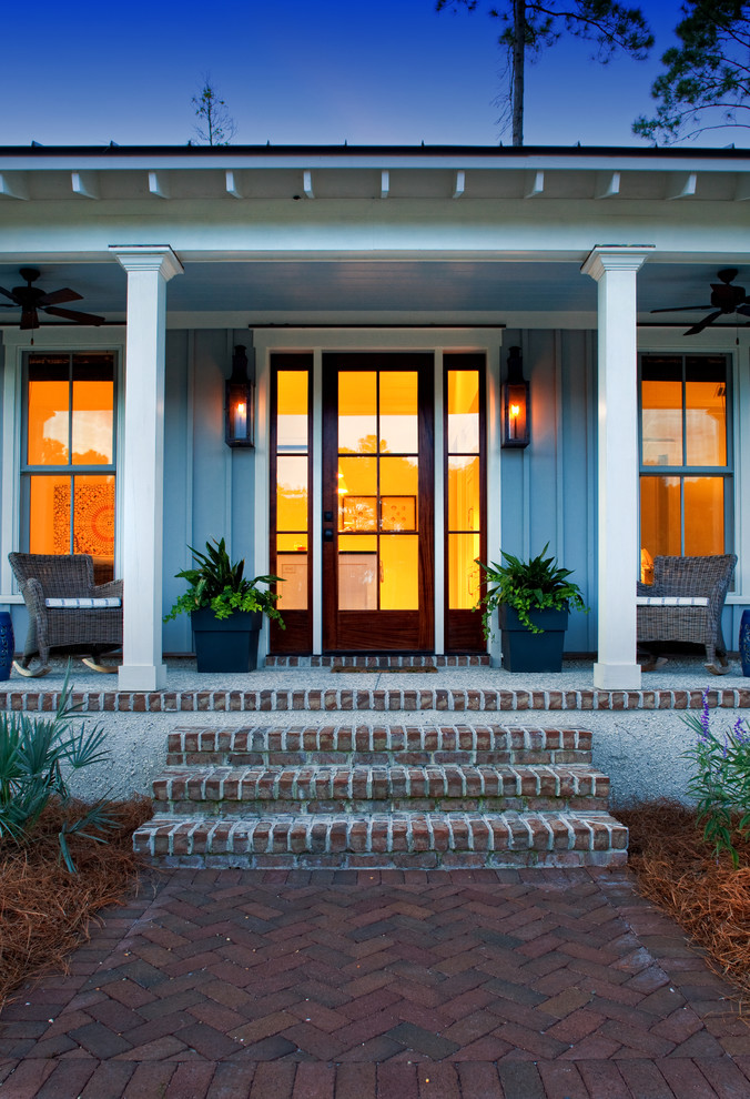 Kleiner Landhausstil Eingang mit grauer Wandfarbe, Einzeltür und hellbrauner Holzhaustür in Atlanta