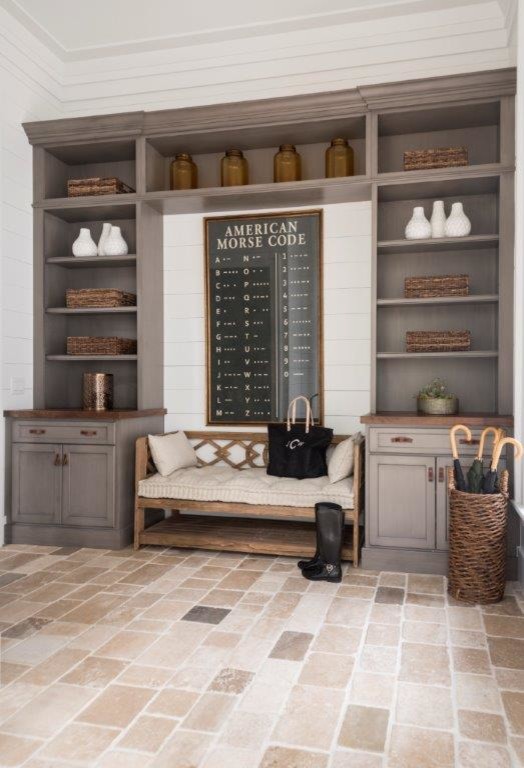 Example of a mid-sized classic mudroom design in Cincinnati with white walls