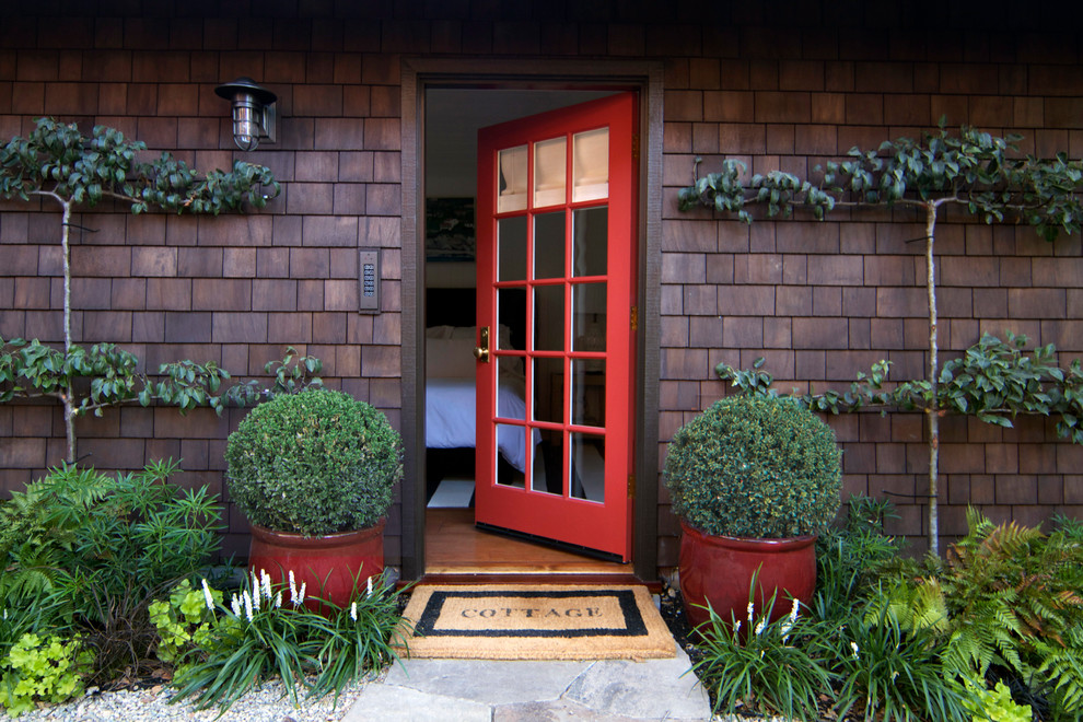 На фото: входная дверь в стиле кантри с одностворчатой входной дверью и красной входной дверью с