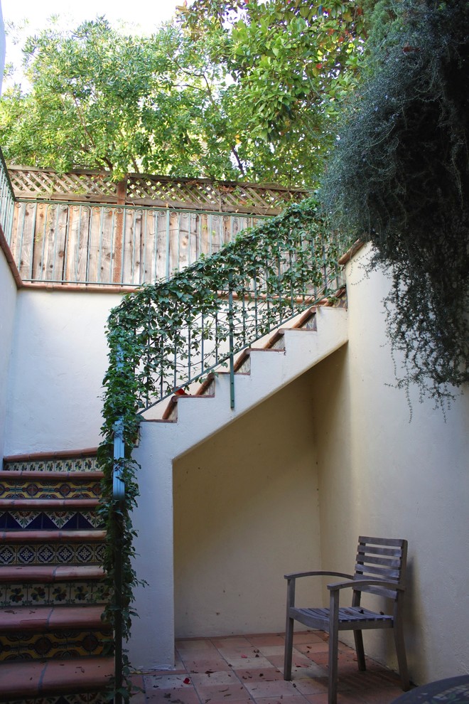 Esempio di un piccolo corridoio mediterraneo con pareti beige e pavimento in terracotta