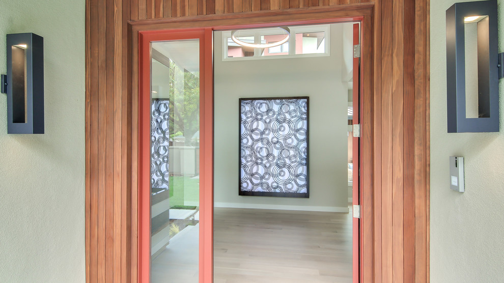 На фото: входная дверь среднего размера в современном стиле с белыми стенами, светлым паркетным полом, одностворчатой входной дверью, стеклянной входной дверью и бежевым полом