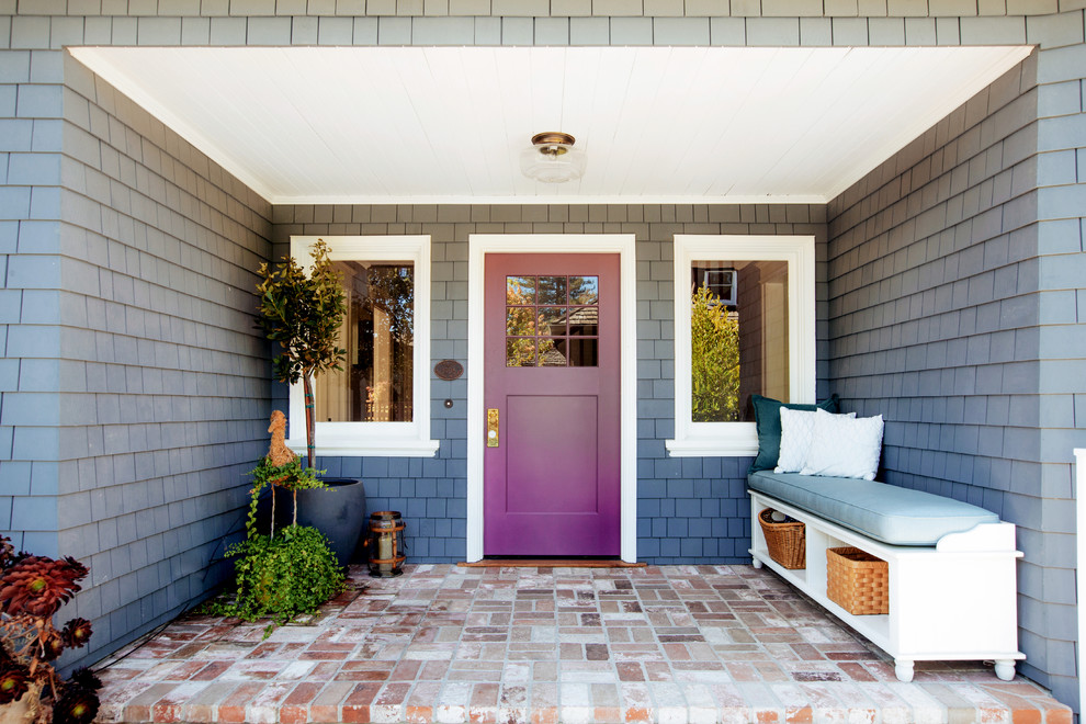 Свежая идея для дизайна: прихожая в стиле неоклассика (современная классика) с одностворчатой входной дверью и фиолетовой входной дверью - отличное фото интерьера