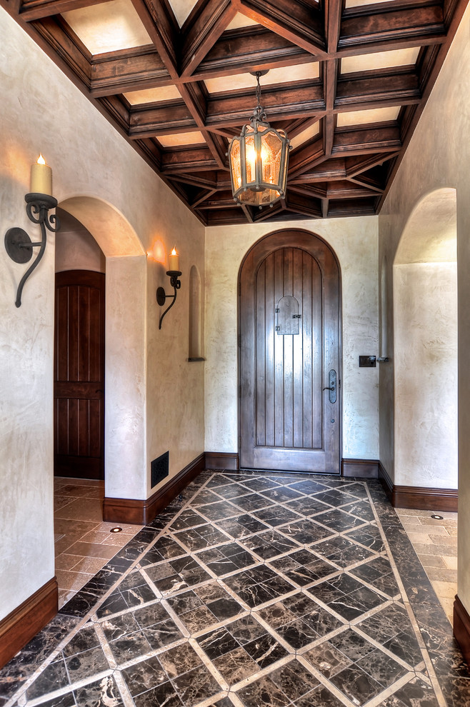 Inspiration for a classic entrance in Orange County.