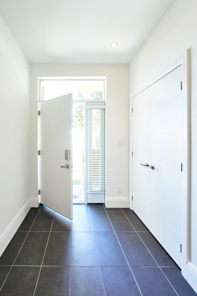 Idee per un ingresso design di medie dimensioni con pareti bianche, pavimento in gres porcellanato, una porta singola e una porta bianca