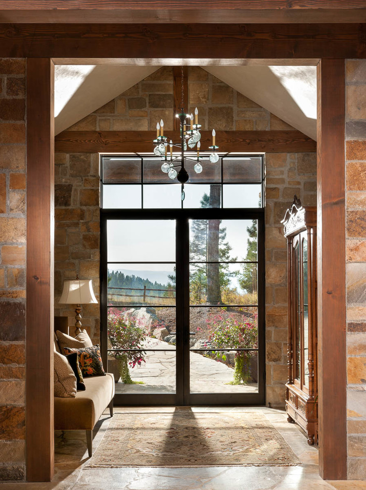 Großes Uriges Foyer mit Doppeltür und Haustür aus Glas in Sonstige