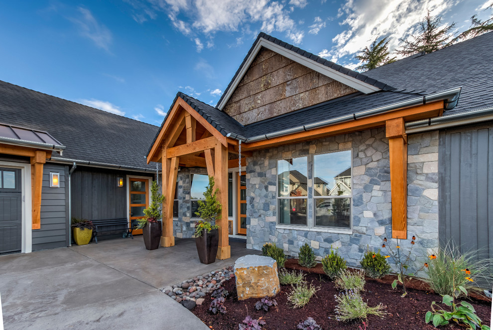 Mittelgroße Rustikale Haustür mit grauer Wandfarbe, Betonboden, Einzeltür und hellbrauner Holzhaustür in Portland