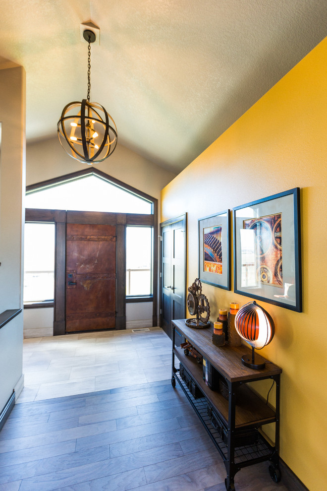 Moderne Haustür mit oranger Wandfarbe, Kalkstein und Haustür aus Metall in Sonstige