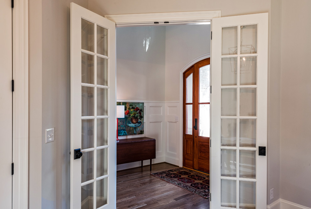 Mittelgroße Klassische Haustür mit beiger Wandfarbe, dunklem Holzboden, Einzeltür und hellbrauner Holzhaustür in Charlotte