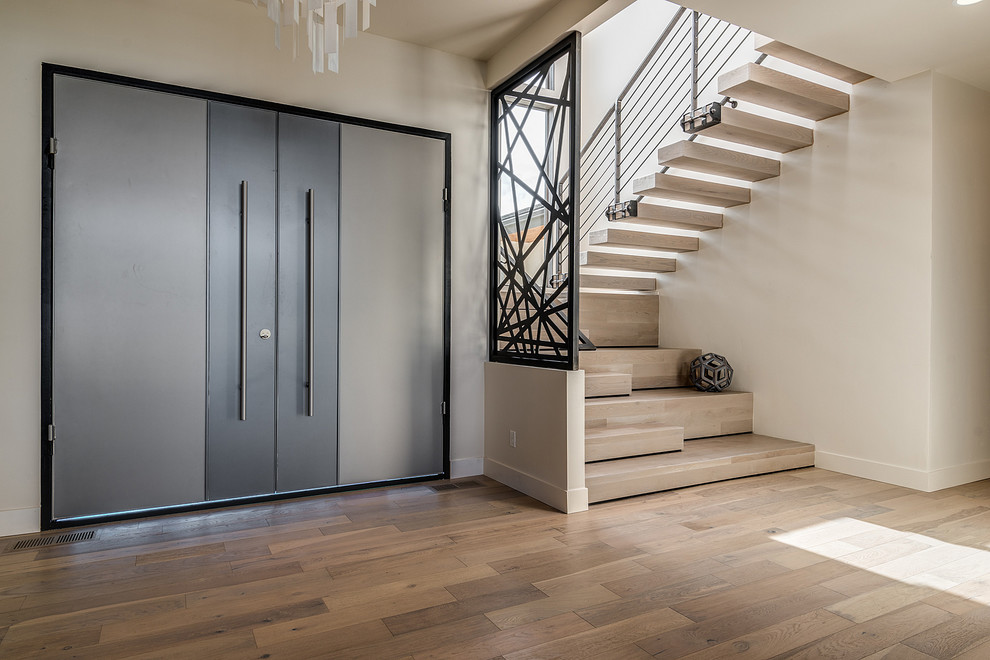 Große Moderne Haustür mit braunem Holzboden, Doppeltür und braunem Boden in Boise