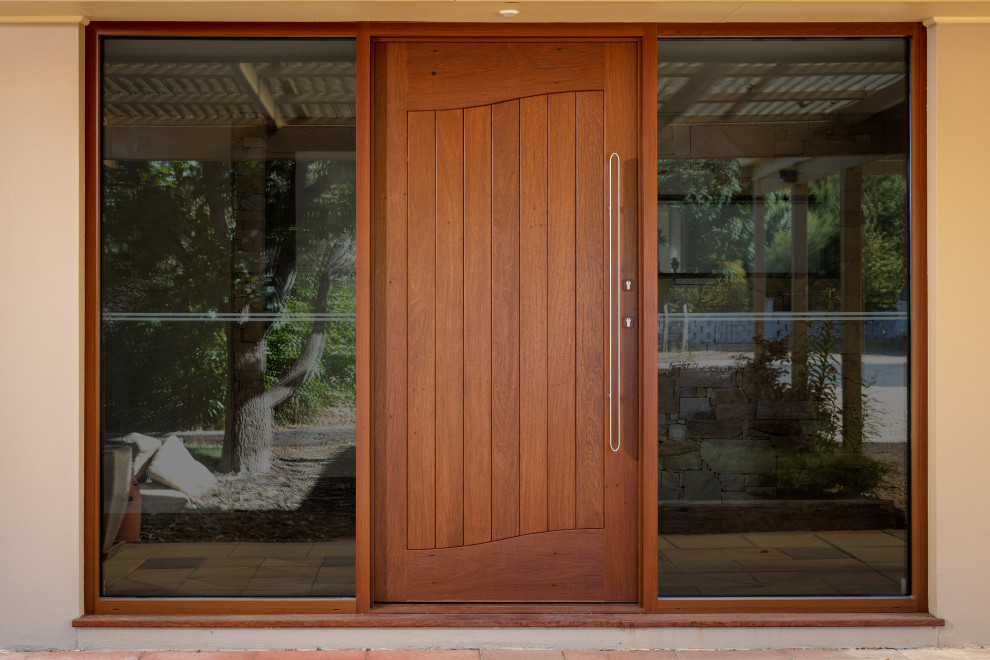 Große Moderne Haustür mit beiger Wandfarbe, braunem Holzboden, Einzeltür, hellbrauner Holzhaustür und braunem Boden in Canberra - Queanbeyan