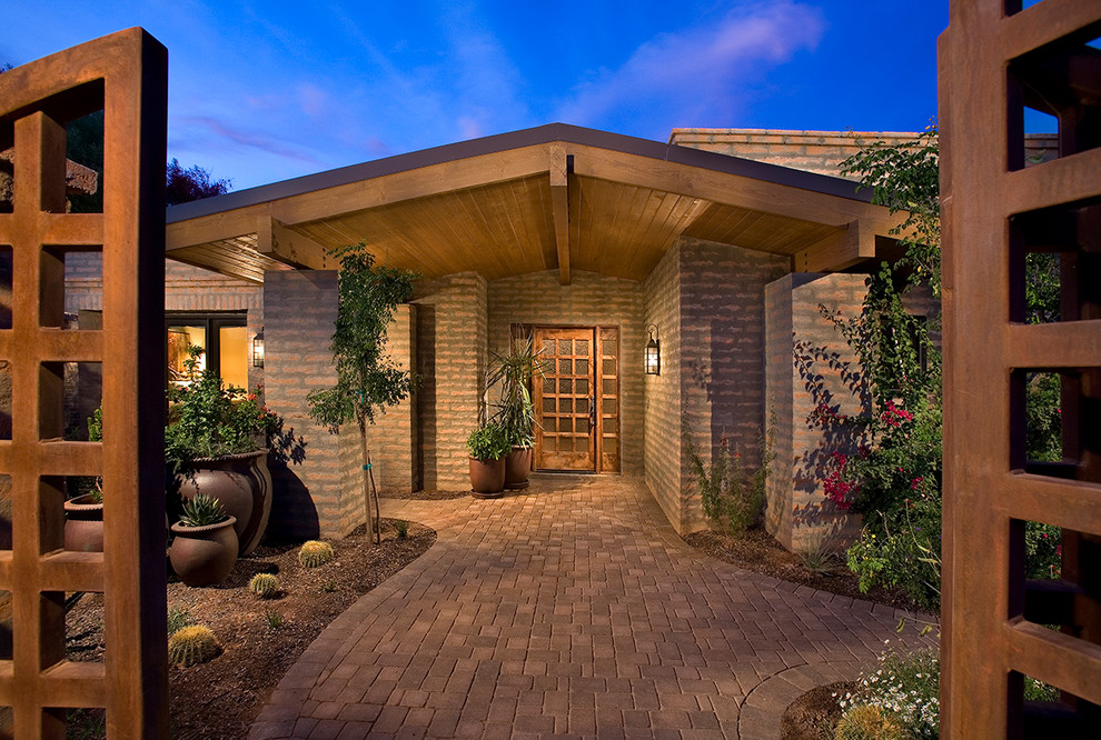 Mittelgroße Rustikale Haustür mit heller Holzhaustür, beiger Wandfarbe und Einzeltür in Phoenix
