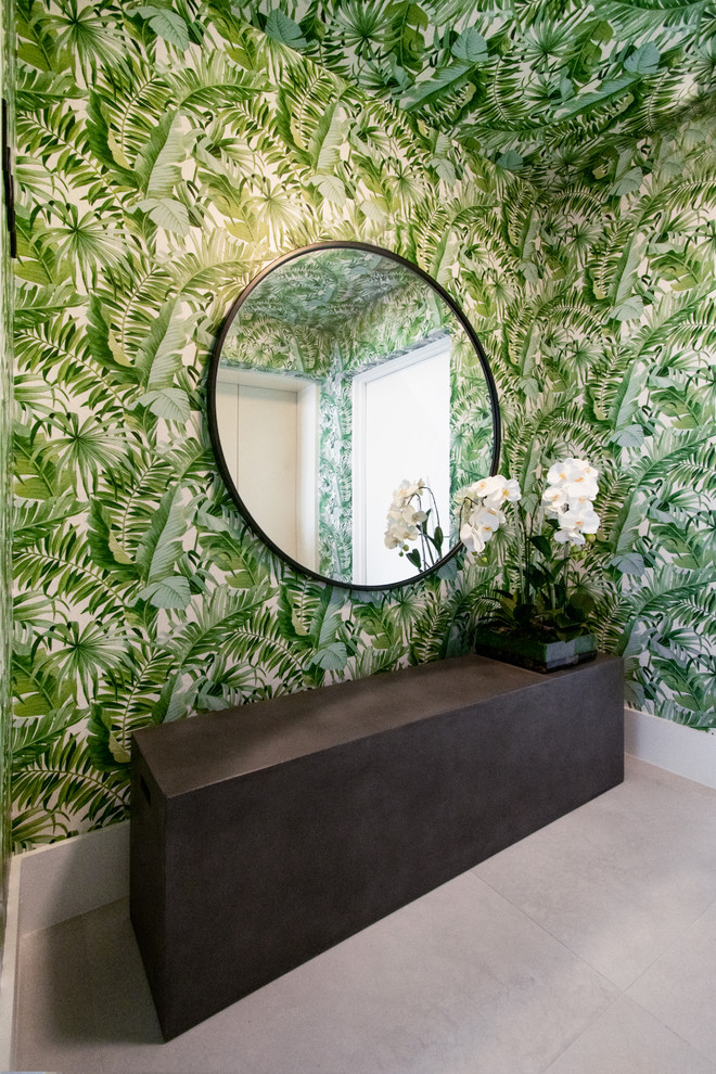 Modelo de entrada contemporánea con paredes verdes, suelo de baldosas de porcelana y suelo gris