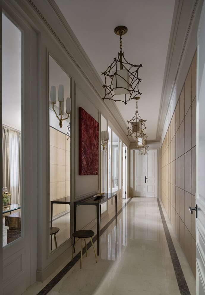 Großes Modernes Foyer mit grauer Wandfarbe, weißem Boden, Marmorboden, Doppeltür und heller Holzhaustür in Paris