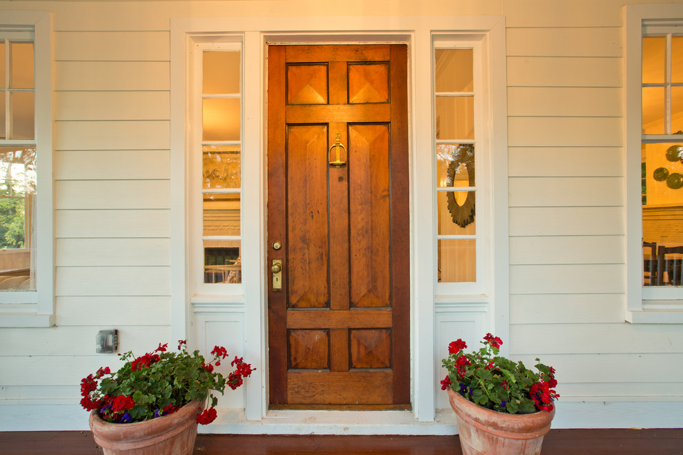 На фото: прихожая в стиле кантри с одностворчатой входной дверью и входной дверью из дерева среднего тона с