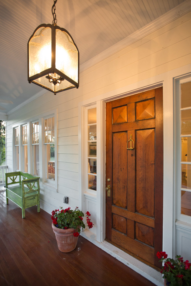 Ejemplo de entrada de estilo de casa de campo con puerta simple