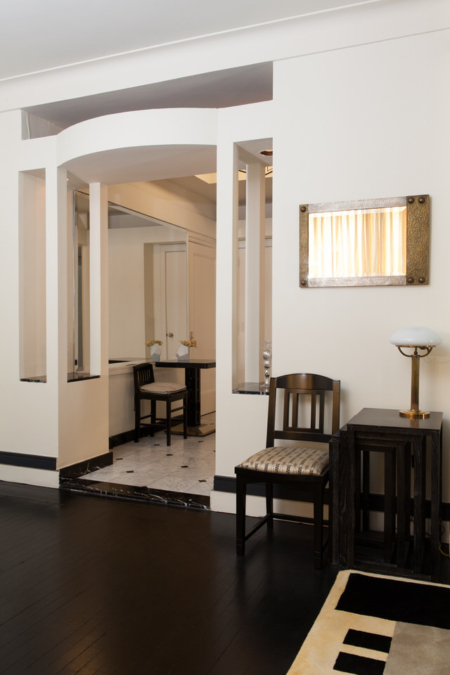 Geräumiges Modernes Foyer mit weißer Wandfarbe, Marmorboden, Einzeltür und weißer Haustür in New York