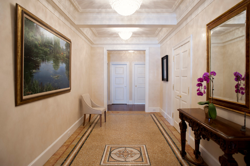 Cette image montre une entrée traditionnelle avec un couloir et un mur beige.