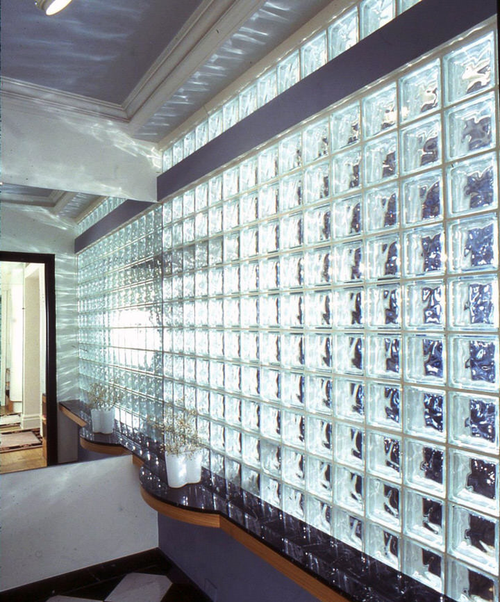 Großes Modernes Foyer mit blauer Wandfarbe, Marmorboden, Einzeltür, weißer Haustür und schwarzem Boden in New York