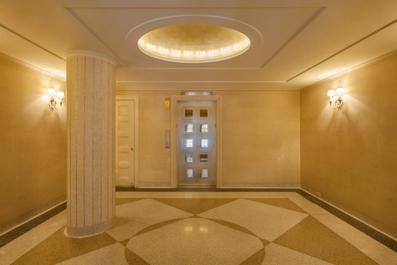Mittelgroßes Klassisches Foyer mit beiger Wandfarbe, Terrazzo-Boden, Doppeltür und schwarzer Haustür in New York