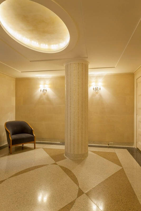 Inspiration för mellanstora moderna entréer, med beige väggar och terrazzogolv