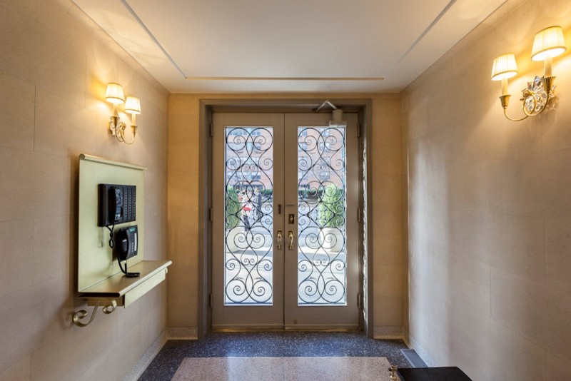 Idee per una porta d'ingresso classica di medie dimensioni con pareti beige, pavimento alla veneziana, una porta a due ante e una porta nera
