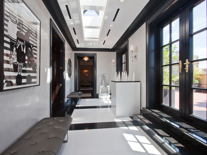 Mittelgroßes Modernes Foyer mit weißer Wandfarbe, Marmorboden, Doppeltür und schwarzer Haustür in New York