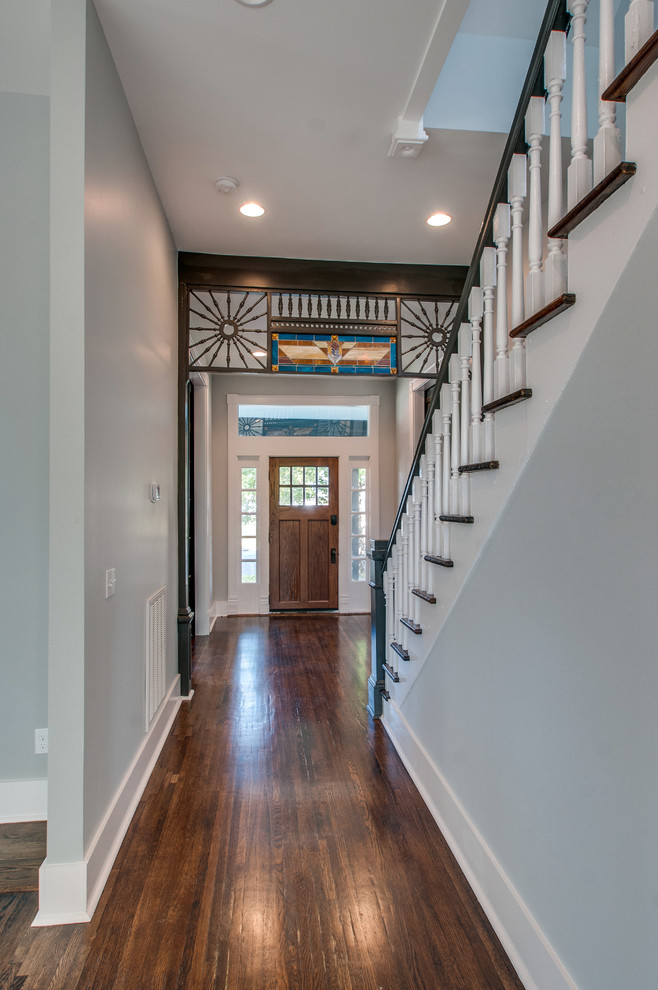 Kleines Klassisches Foyer mit beiger Wandfarbe, dunklem Holzboden, Einzeltür und dunkler Holzhaustür in Nashville