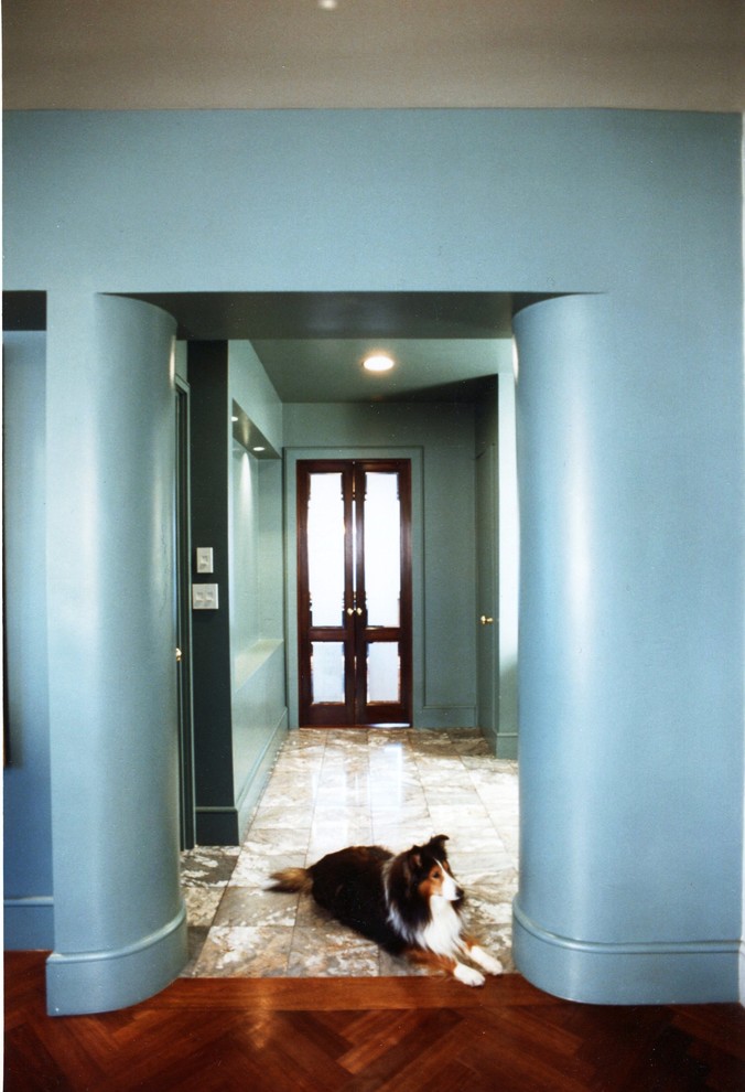 Esempio di un grande ingresso minimalista con pareti blu e pavimento in marmo